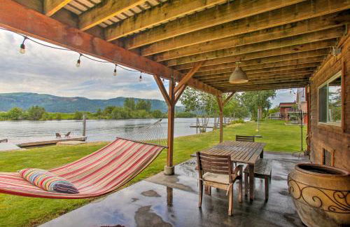 Waterfront Cabin with 2 Boat Docks and Mtn Views! - Foto 21