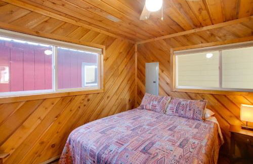 Charming Lakefront Cabin with Deck and Fire Pit! - Foto 12