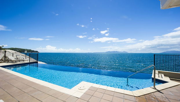 Piscina con borde infinito