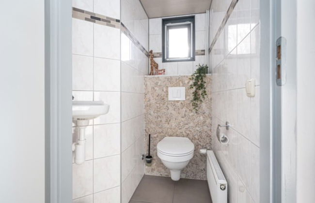 Chalet in Goedereede Near North Sea Beach - Photo 16