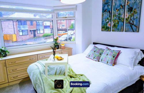Modern 4-Bed House, Free Parking & WiFi in Swinton - Foto 1