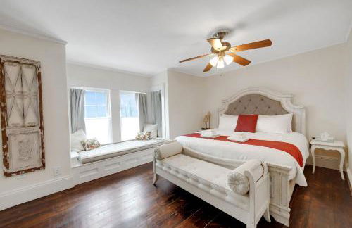 Main House - 3 Story 5 Bed 3 Bath Private Deck Courtyard Pet Friendly fee applies - Photo 25