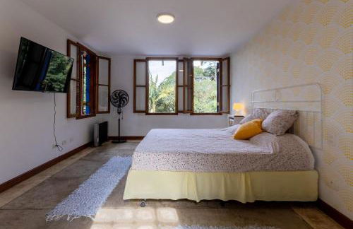 Casa espaçosa com piscina ampla e churrasqueira perto de São Paulo - Foto 48