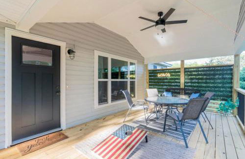 Cozy 3BR Country Retreat with Porch Games & Modern Comforts - Foto 1