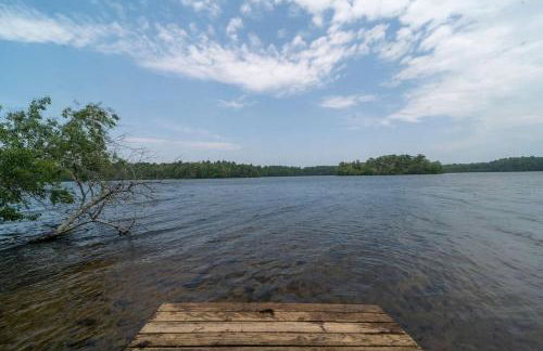 Family Lakefront Adventure House 3BR wFirepit & Scenic - Foto 7