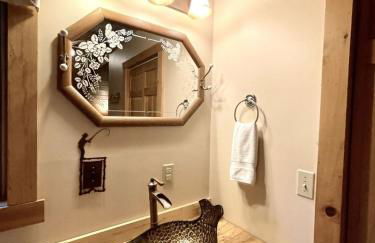 Leave the stress behind!- private hot tub, pet and motorcycle friendly, let peace and nature surround you! 2 Bedroom Home by RedAwning - Foto 34