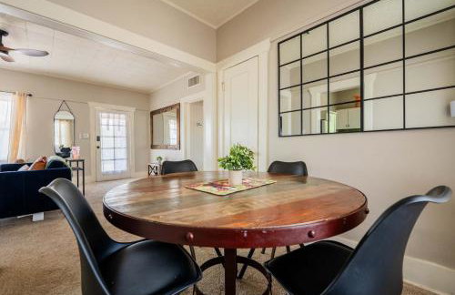 Work Desk- FirePit-Pool-Steps to UofA - Foto 12