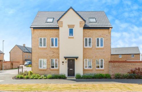 4 Bed Room Service Accommodation - 2 Parkings - Fibre Wi-Fi - Workstation - Foto 1