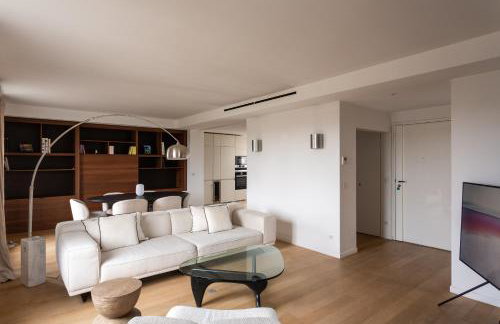 Montaigne - Sunlit Corner Penthouse with Balcony - Photo 4
