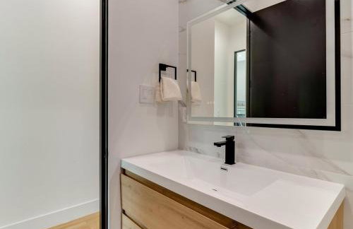 Modern Luxe Retreat 3-Bedroom #3 - Photo 24