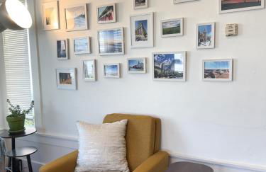 Bright, Modern & Artsy Space - Photo 12