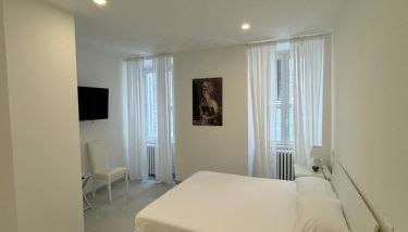 Re House Suite & Deluxe Apartament - Foto 2