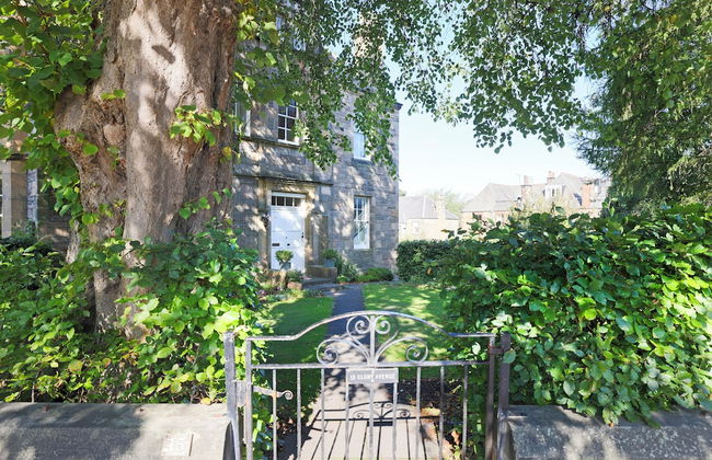 Delightful 3-bed Flat with Parking - Foto 48