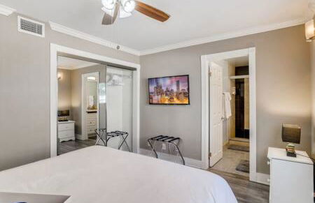 Awesome 3BR 2BTH 1 Block To Beach C2 - Photo 18