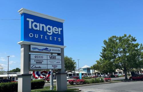 Modern and Comfy-2BR 2BA with pool access - ground floor, Near Outlets & Beaches - Foto 45