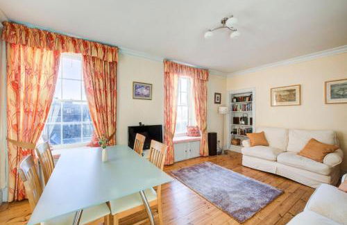 GuestReady - Historic Edinburgh Old Town Apartment - Photo 2