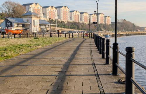 Waterfront Quayside Apartment with secure parking & lift, Ideal for Mobility Users - Foto 28