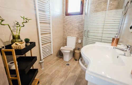 Alexi's House - Photo 16