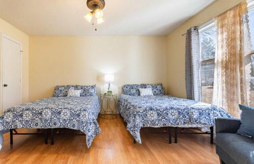 Stylish Home with BBQ Patio Prime Greensboro Spot - Foto 13