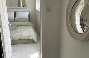 Double-Bed Bedroom, Living Room and Kitchenette, private Bathroom and Utility Room available at Willow House, Shepperton - Foto 6