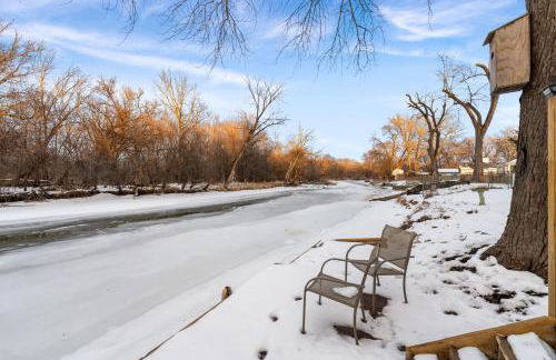 Cozy 3BR Cabin With Hot Tub on Nippersink Creek - Photo 61