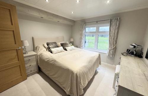 Modern 2 bed cabin with River Views - Photo 12