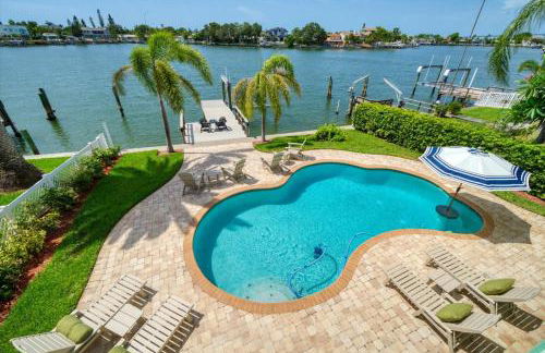 Waterfront Luxury w/ Heated Salt Pool & Golf Cart - Foto 30