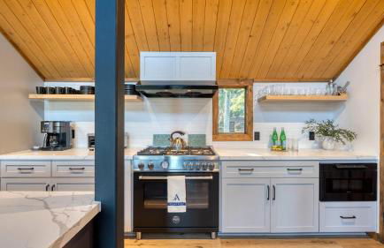 Lake View, Firepit, Game Room Remodeled Lake Tahoe Luxury Cabin by Avantstay - Foto 32