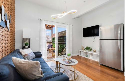 Jennifer's Chic 2nd Floor Apt Private Deck w Views - Photo 2