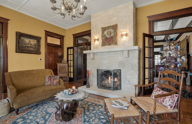 Beautiful and Unique Home With Fireplace and Pool! - Photo 14