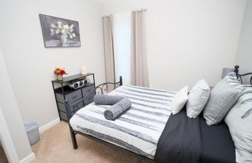 Modern Two BR Townhome, Workspace, Free Parking and Wi-Fi - Foto 6