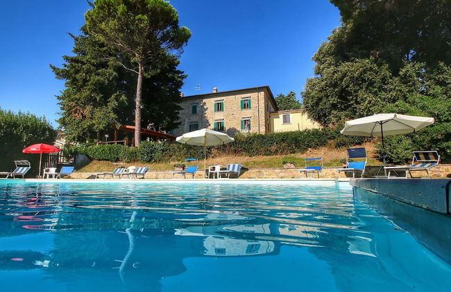 Beautiful Farmhouse with Hot Tub in Umbria - Photo 11