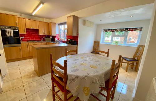 Your Leominster Base - 3BR Home with Garden & Parking - Foto 34