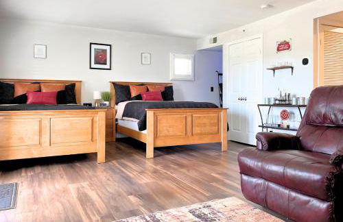 Getaway Villa- 3 mins to Mohegan- Fully Stocked with Two Full Beds & Fireplace- Jacuzzi, Saltwater Pools, Sauna - Foto 13