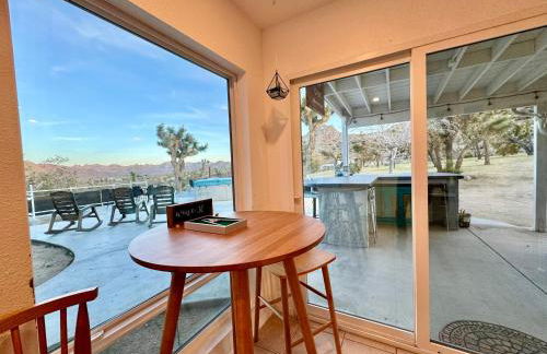 Epic Views, Huge House, Acres of J-Trees to explore, Hot Tub, Pool, AC, and Mini-Golf - Foto 32