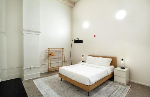 Historic Downtown Loft with Modern Flare - Foto 41