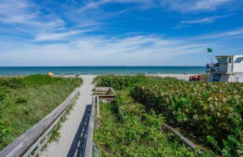 Tropical PoolHome Walk to Shops Near Beach - Foto 29