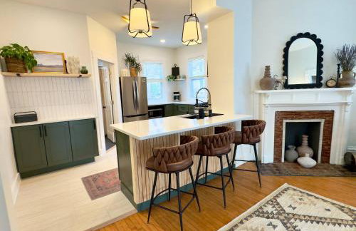 Artsy 4 Bedroom Home, Steps from Dining & Shops - Foto 20