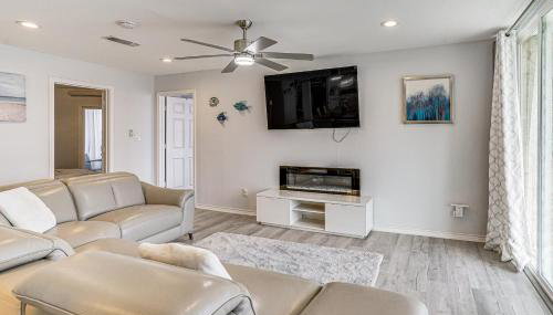 Luxury Lakefront Retreat with Dock in Runaway Bay - Foto 3