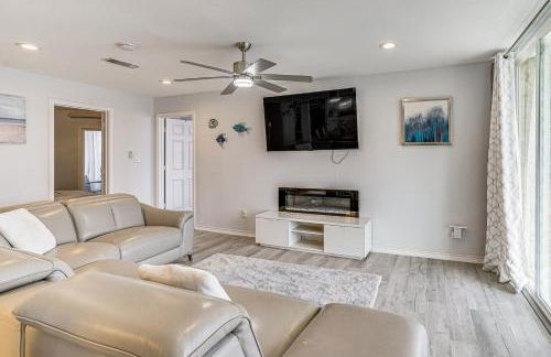 Luxury Lakefront Retreat with Dock in Runaway Bay - Foto 8