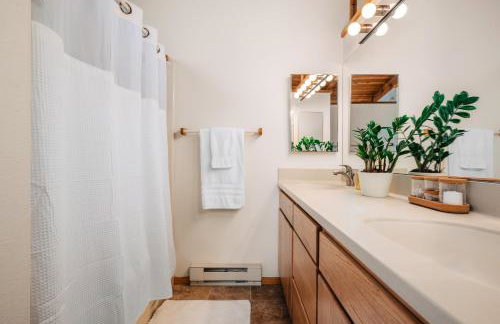 Midcentury home, private beach. large great room - Foto 22