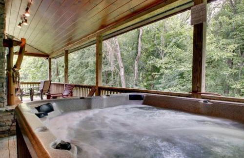 Astounding River View - Outdoor Hot Tub, Volleyball Net, Game Room + More! - Foto 4