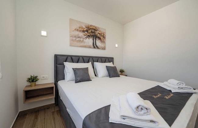 Poolside Hideout Apartments - Photo 17