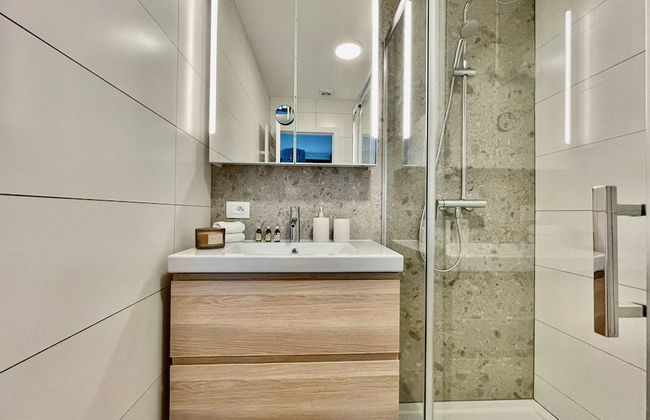 Luxury 2BR 2BA Near Fashion District by Oneluxstay - Foto 80