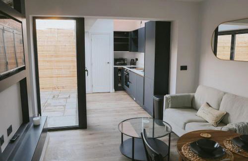 Stylish Ground Floor Apartment - Photo 1