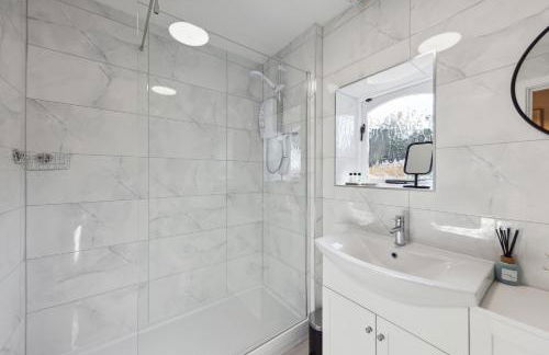 Charming cottage with hot tub & private garden - Photo 18