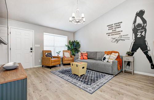 5 min to Grand Park, 1Level, Stocked Kitchen, King Bed, GameRm, Firepit, BBQ, Pet Friendly - Foto 8