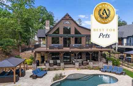 Black Bear Lodge by Avantstay Lakefront, Dock, Pool, Theater Sleeps 20+ - Foto 2