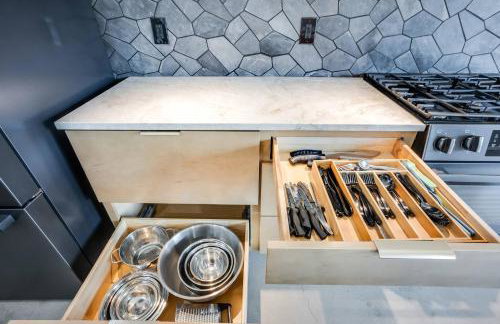 Modern Cabin Near Cheney Lake W Pool and Hot Tub - Foto 7