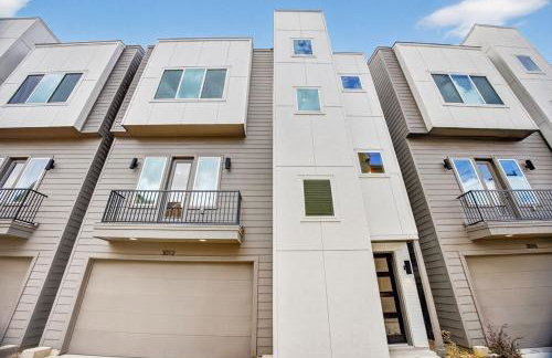 Modern EaDo Stay - 3BR Townhome w Private Deck - Foto 15
